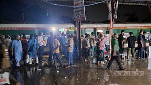 টর্চ জ্বালিয়ে হর্ন দিতে দিতে ১০ কিলোমিটার চলল ট্রেন