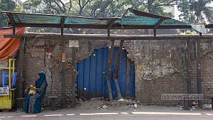 ছায়া দেবে কি! উদোম যে যাত্রী ছাউনি