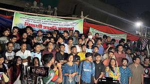 জাতীয় সংগীত 'অবমাননা’, ঢাবিতে সমবেত কণ্ঠে গেয়ে প্রতিবাদ