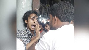 ঢাবির ২ শিক্ষার্থীকে মারধর: তিন ব্যবসায়ী রিমান্ডে