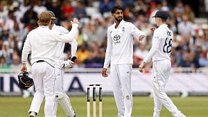 বাশিরের ৬ উইকেট, জিম্বাবুয়েকে পাত্তাই দিল না ইংল্যান্ড