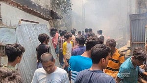 20 jhut warehouses, yarn factory burnt in Gazipur blaze