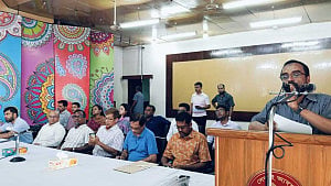 জিপিও ভবন সচিবালয়ে যুক্ত করার প্রতিবাদ ডাক বিভাগের কর্মীদের