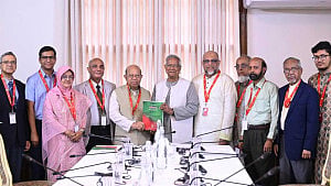 Health Reform Commission submits final report to chief advisor