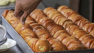 জুরাইনের জনপ্রিয় মধুবন রুটি