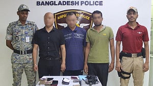 2 Chinese nationals among 3 held over trafficking attempt