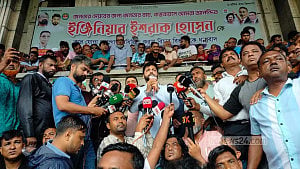 এক মেয়রকেই শপথ পড়াতে ‘ব্যর্থ’, ৩০০ এমপিকে কী করে: সরকারকে ইশরাক