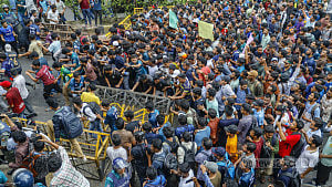 দাবি আদায়ে জগন্নাথে ‘শাটডাউন’