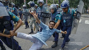 জবির লংমার্চে চড়াও পুলিশ