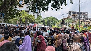 দাবি আদায়ে কাকরাইলে শিক্ষার্থীদের অবস্থান চলছে, গণঅনশন জুমার পর