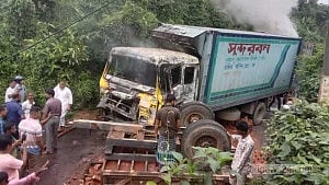 খাগড়াছড়িতে ট্রাক্টরের সঙ্গে সংঘর্ষে কভার্ড ভ্যানে আগুন, আহত ৪