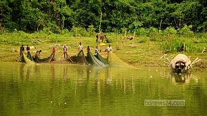 কাপ্তাই হ্রদে মাছ শিকার বন্ধ: অপর্যাপ্ত বরাদ্দে মহালছড়ির জেলেদের অসন্তোষ