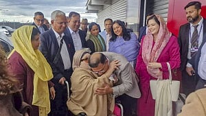 দুই পুত্রবধূকে নিয়ে দেশের পথে খালেদা জিয়া