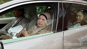 Khaleda en route to home with daughters-in-law