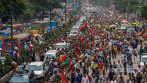 নেত্রীকে বরণে বিএনপি নেতাকর্মীদের ঢল