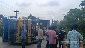 মানিকগঞ্জে ট্রাক-লরি সংঘর্ষে আহত ১, দুই ঘণ্টার জটে ভোগান্তি