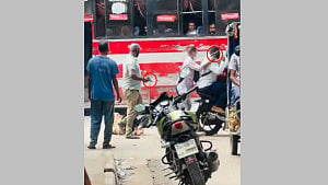 মিরপুরে প্রকাশ্যে গুলি করে টাকা ছিনতাই, ব্যবসায়ী হাসপাতালে