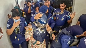 দুই মামলায় ৬ দিনের রিমান্ডে মমতাজ, আদালত চত্বরে ডিম নিক্ষেপ