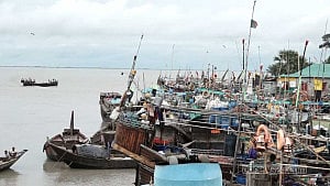 হাতিয়ায় চার দিন পর নৌচলাচল স্বাভাবিক, নামছে জোয়ারের পানি