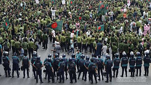 Nursing students block Shahbagh
