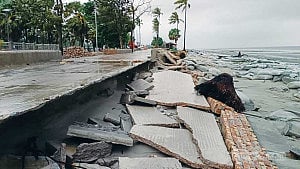পটুয়াখালীতে ভেঙে গেছে মেরিন ড্রাইভ, হাজারো ঘরবাড়ির ক্ষতি