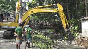 পিরোজপুরে অবৈধ স্থাপনা উচ্ছেদ করে খাল খনন