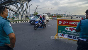 ৩০০ ফিট সড়কে বেপরোয়া গতি, দুর্ঘটনার ঝুঁকি