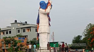 রাঙামাটিতে ভেঙে ফেলা হচ্ছে শেখ মুজিবের ভাস্কর্য