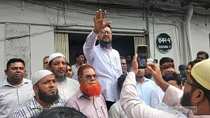 ভাতা-রেশনিংয়ের দাবিতে অর্থ উপদেষ্টার দপ্তরে কর্মকর্তা-কর্মচারীরা