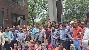 Secretariat staff protest against public service ordinance