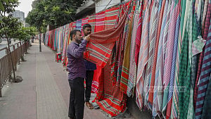 গামছায় রঙিন ফুটপাত