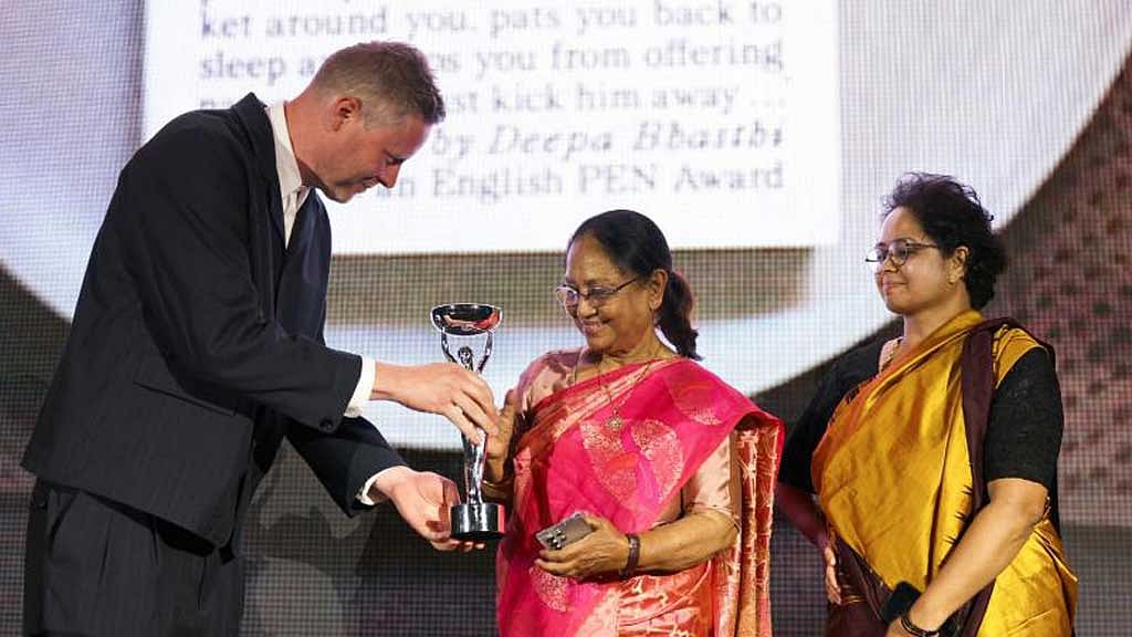 বানু মুশতাকের হাতে পুরস্কারের স্মারক তুলে দিচ্ছেন ইন্টারন্যাশনাল বুকার পুরস্কারের জুরি বোর্ডের সভাপতি ম্যাক্স পোর্টার। ছবি: বুকার প্রাইজ ফাউন্ডেশন।  