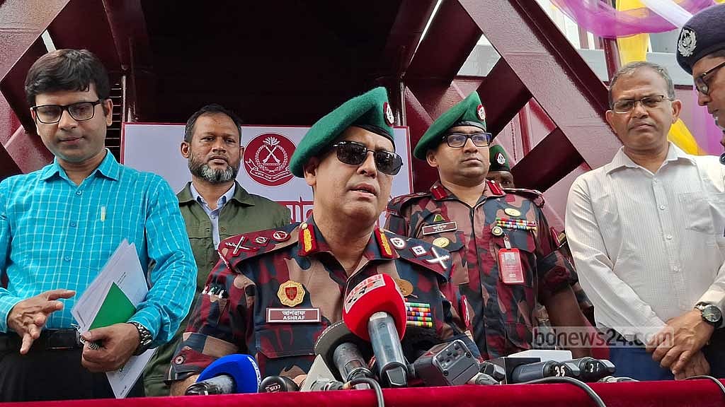 সাতক্ষীরার শ্যামনগরে নতুন ভাসমান বিওপি উদ্বোধন শেষে সাংবাদিকদের বিভিন্ন প্রশ্নের উত্তন দেন বিজিবি মহাপরিচালক (ডিজি) মেজর জেনারেল মোহাম্মদ আশরাফুজ্জামান সিদ্দিকী। ফাইল ছবি