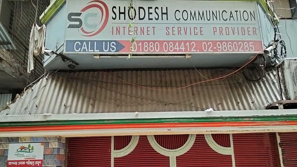 গুলশান থানা বিএনপির যুগ্ম আহ্বায়ক কামরুল আহসান সাধনের ব্যবসায়ী প্রতিষ্ঠান ‘স্বদেশ কমিউনিকেশনের’ অফিস।
