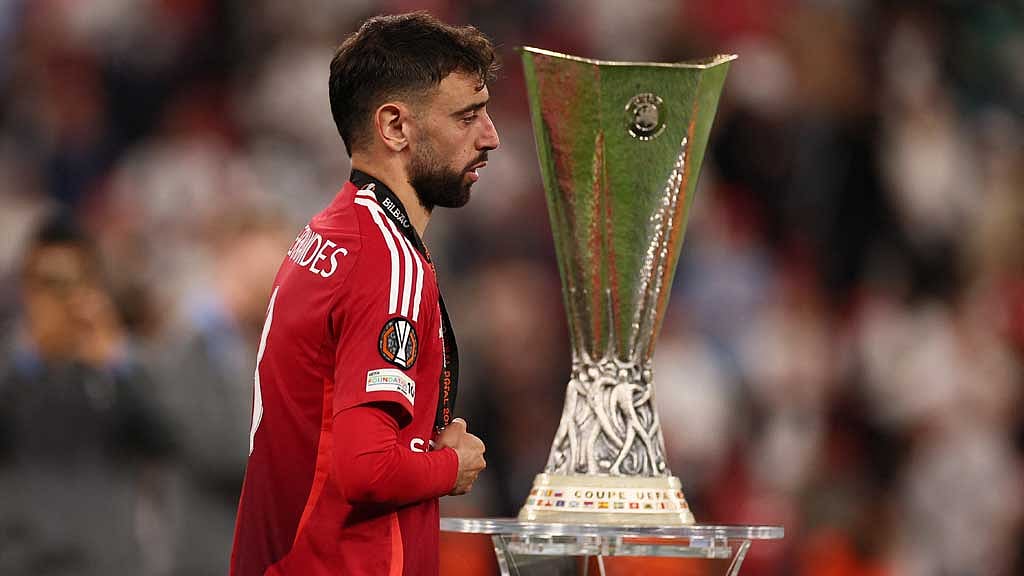 খুব কাছে গিয়েও ট্রফিটা ছুঁয়ে দেখা হলো না ব্রুনো ফের্নান্দেসের। ছবি: রয়টার্স