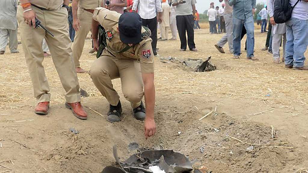 ভারতের জলন্ধরে ধাতব ধ্বংসাবশেষ খতিয়ে দেখছেন পুলিশ কর্মকর্তারা। ছবি: রয়টার্স 