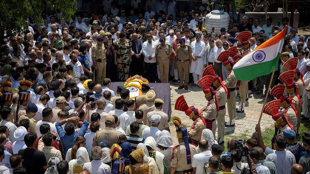 ভারত নিয়ন্ত্রিত কাশ্মীরে পাকিস্তানি গোলায় নিহত অতিরিক্ত জেলা উন্নয়ন কমিশনার শ্রী রাজ কুমার থাপার শেষকৃত্য। ছবি: রয়টার্স 