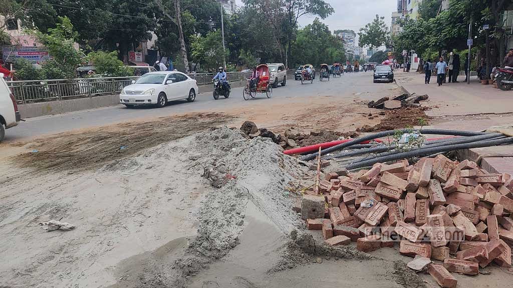 রাজধানীর সাতমসজিদ সড়কে মঙ্গলবার হঠাৎ বড় গর্ত তৈরি হয়। পরবর্তীতে সেটি ভরাট করে দিলে যানবাহন চলাচল স্বাভাবিক হয়।