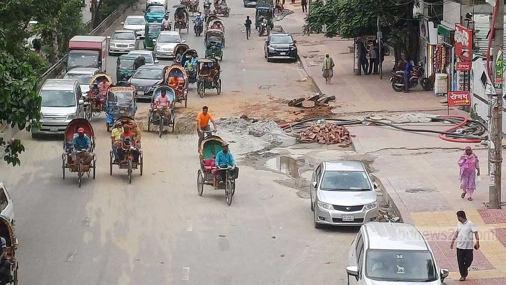 রাজধানীর সাতমসজিদ সড়কে মঙ্গলবার হঠাৎ বড় গর্ত তৈরি হয়। পরবর্তীতে সেটি ভরাট করে দিলে যানবাহন চলাচল স্বাভাবিক হয়।