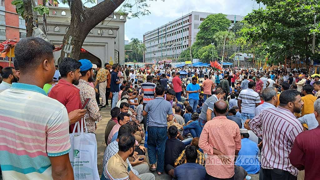 ইশরাক সমর্থকদের ‘ব্লকেড’ কর্মসূচির কারণে নগর ভবনের সামনের রাস্তায় যান চলাচল বন্ধ থাকে।  