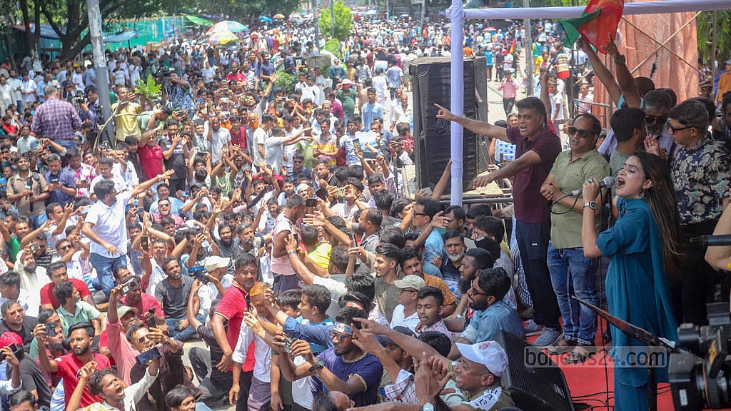 ২০ মে ২০২৫: বিএনপি নেতা ইশরাক হোসেনকে ঢাকা দক্ষিণ সিটি করপোরেশনের মেয়র হিসেবে শপথ পড়ানোর দাবিতে নগর ভবনের সামনে লাগাতার অবস্থান কর্মসূচি পালন করেন তার সমর্থকরা। দাবি আদায়ে সচিবালয় অভিমুখে পদযাত্রাও করেন তারা। ছবি: আব্দুল্লাহ আল মমীন
