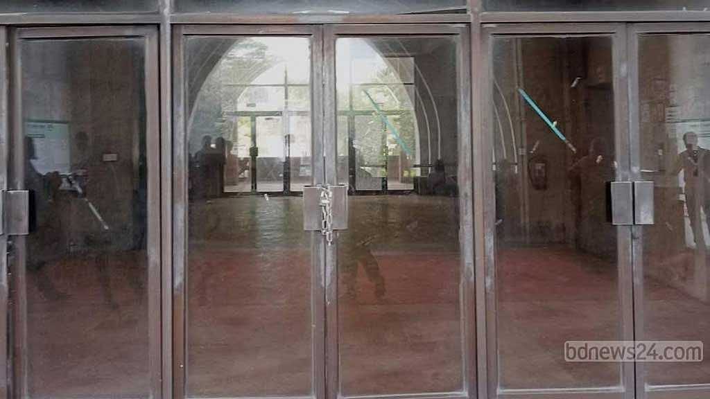 নগর ভবনে বিভিন্ন কার্যালয়ে তালা ঝুলিয়ে দেন ইশরাক হোসেনের সমর্থকরা। 