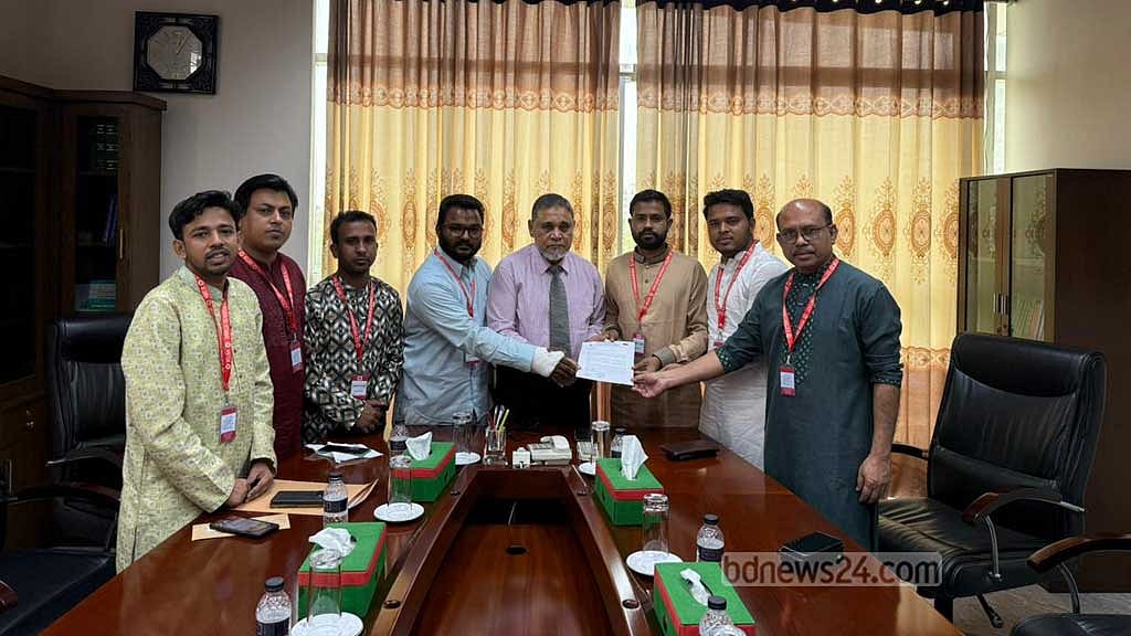 জাতীয় পার্টি ও ১৪ দলের শরিকদের নিবন্ধন বাতিলে প্রধান নির্বাচন কমিশনারের কাছে আবেদন দেয় গণঅধিকার পরিষদ। ফাইল ছবি