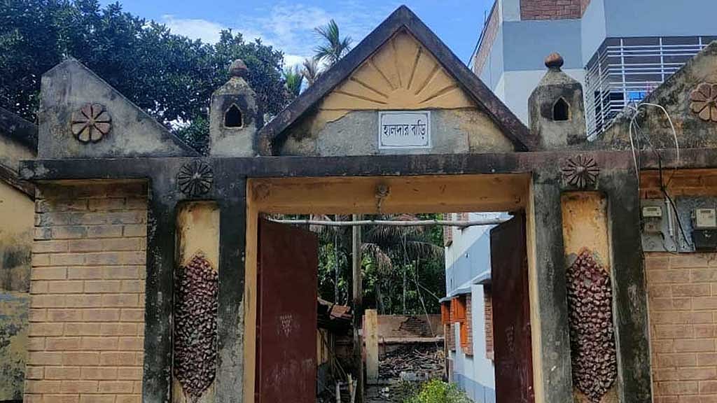 রঘুনাথপুরে হালদারদের যে বাড়িটিতে বারবার উৎপীড়নের তীর ছোড়া হয়েছে এর পেছনে উচ্ছেদ আর দখলের মর্মন্তুদ অপখেলার বিষয়টি  উড়িয়ে দেওয়ার অবকাশ নেই।       
