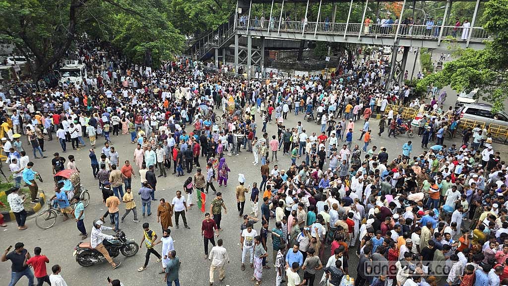 ইশরাক হোসেনকে মেয়র পদে শপথ পড়ানোর দাবিতে তার সমর্থকদের বিক্ষোভ। ফাইল ছবি