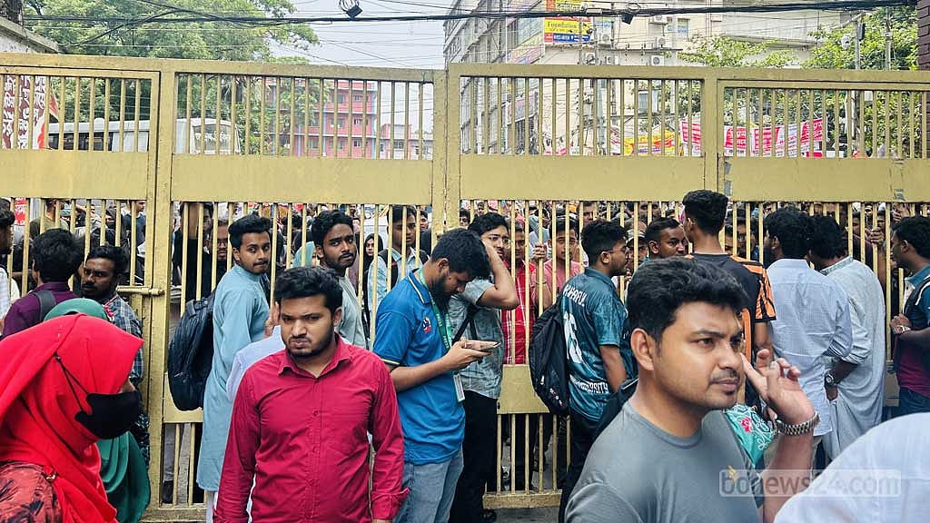 দাবি আদায়ে সোমবার জগন্নাথ বিশ্ববিদ্যালয়ের বিভিন্ন ফটকে তালা ঝুলিয়ে দেয় আন্দোলনকারীরা। 