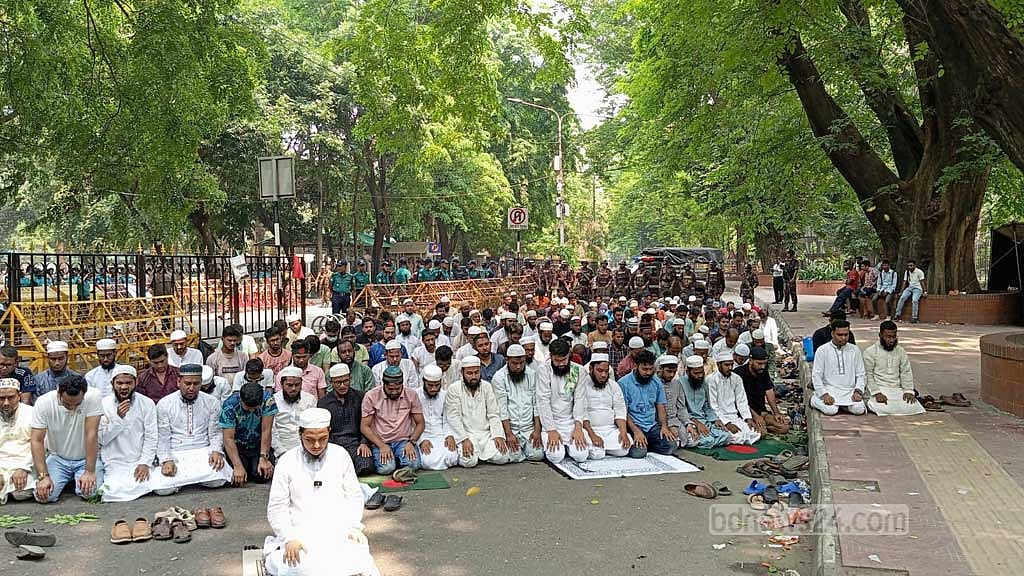 আওয়ামী লীগ নিষিদ্ধের দাবিতে রাত থেকে অবস্থান নিয়ে থাকা বিক্ষোভকারীদের একটি অংশ প্রধান উপদেষ্টার বাসভবন যমুনা সামনে জুমার নামাজ পড়েন। ছবি: প্রশান্ত মিত্র