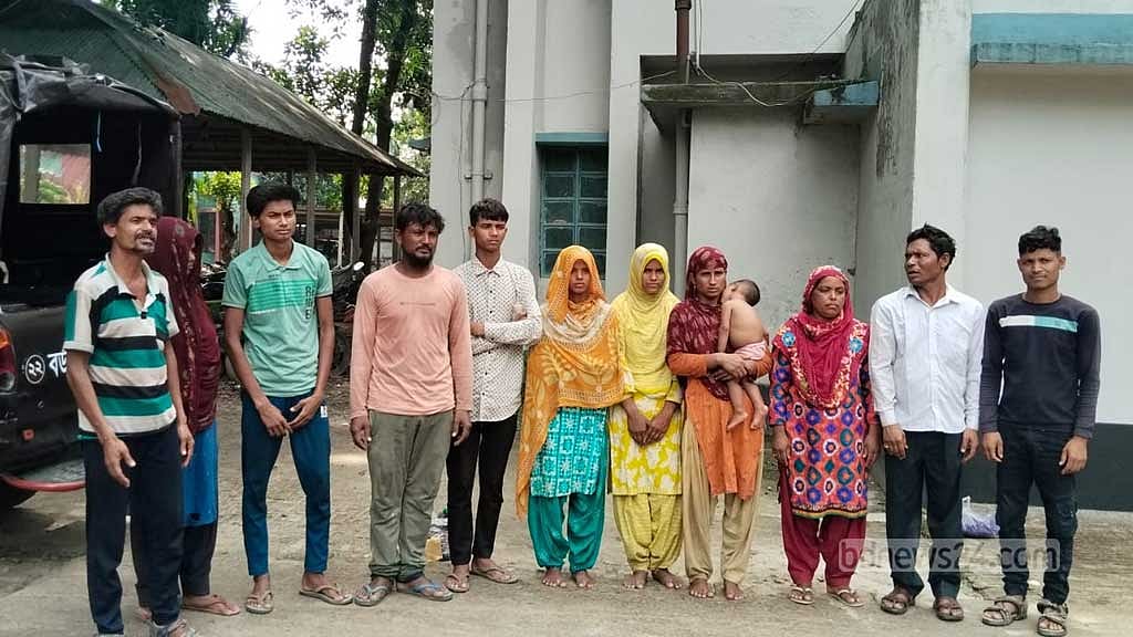 কুড়িগ্রামের ভূরুঙ্গামারী উপজেলা সীমান্ত দিয়ে ভারত থেকে অবৈধভাবে আসা ১২ জনকে আটকের পর থানায় হস্তান্তর করে বিজিবি। ফাইল ছবি