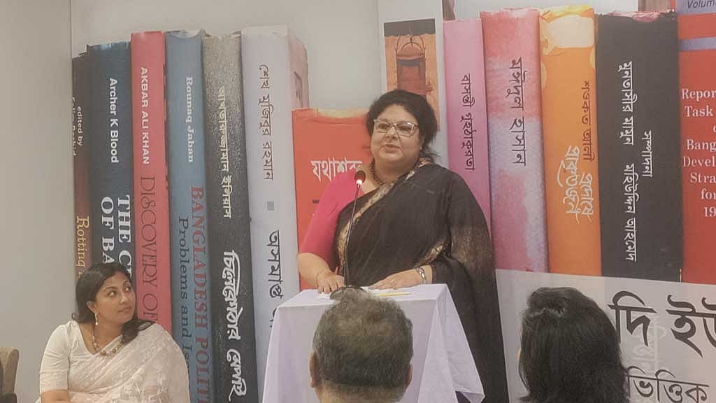  'লাইফ অন এ প্লেট' বইয়ের প্রকাশনা অনুষ্ঠান। শুক্রবার ঢাকার ফার্মগেটে ইউপিএলের প্রধান কার্যালয়ে।