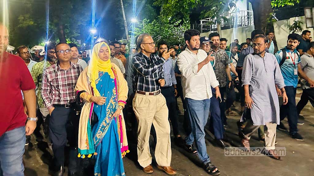 রাজধানীর কাকরাইল মসজিদ মোড়ে বুধবার রাতে আন্দোলনকারী জগন্নাথ বিশ্ববিদ্যালয়ের শিক্ষার্থীদের সঙ্গে কথা বলতে প্রধান উপদেষ্টার বাসভবন যমুনা থেকে আসেন তথ্য উপদেষ্টা মাহফুজ আলম।